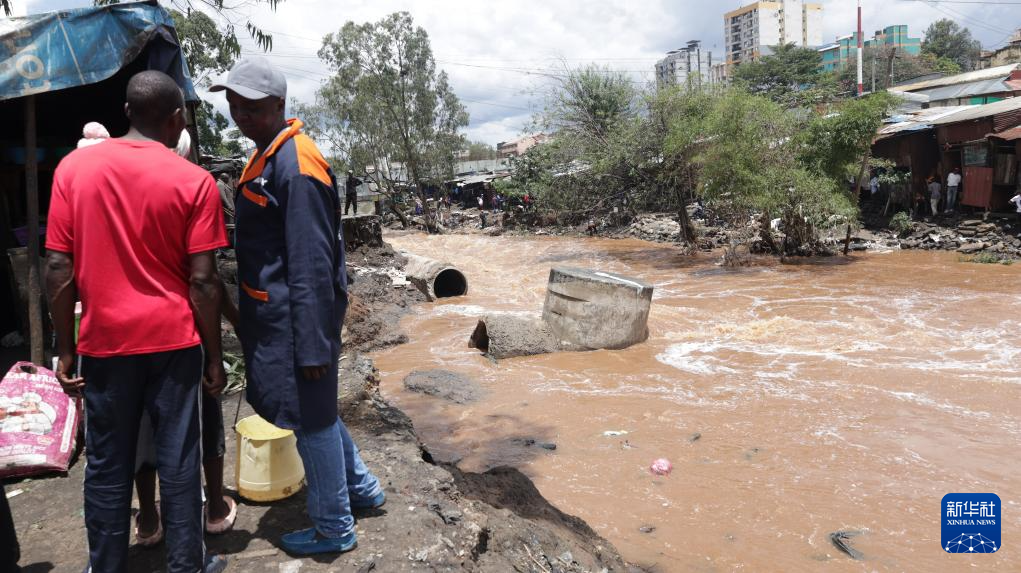3月7日，在肯尼亚首都内罗毕，强降雨导致的洪水将一处河道旁的路基冲垮。新华社发（约翰·奥科约摄）