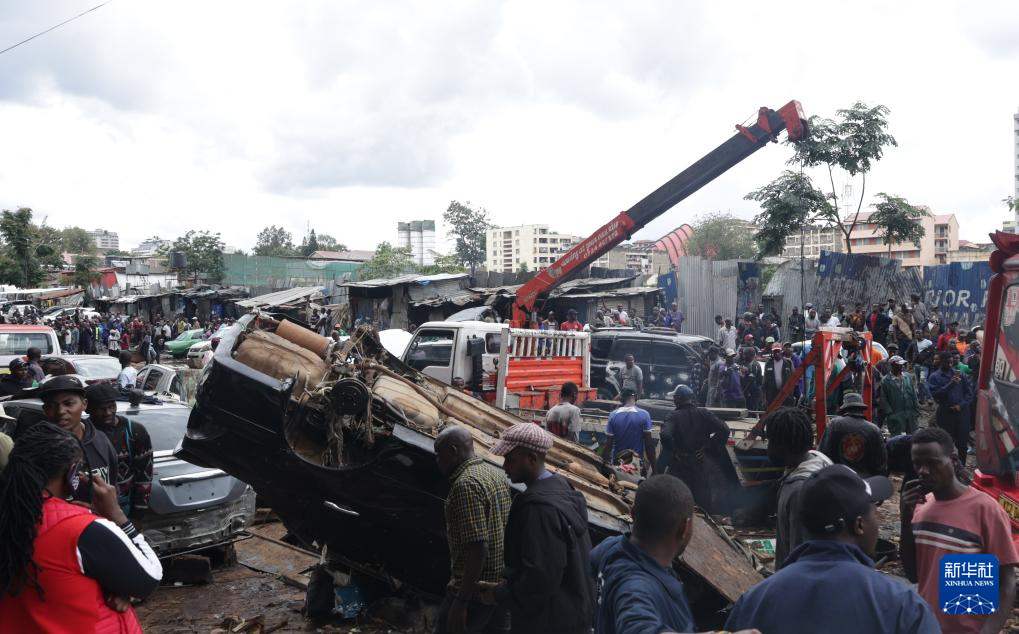 3月7日，在肯尼亚首都内罗毕，人们清理洪水过后的街道。新华社发（约翰·奥科约摄）