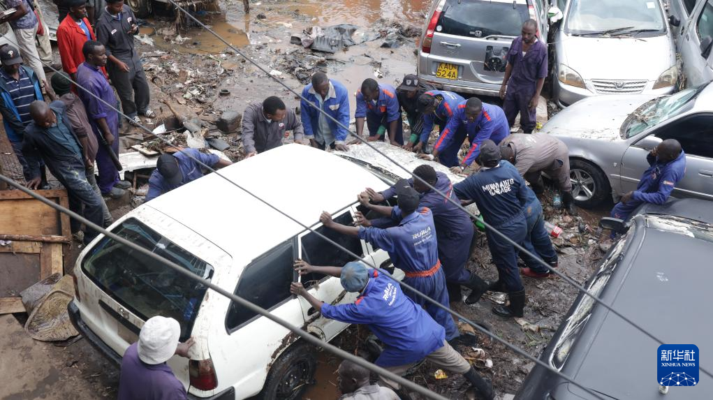 3月7日，在肯尼亚首都内罗毕，人们清理洪水过后的街道。新华社发（约翰·奥科约摄）
