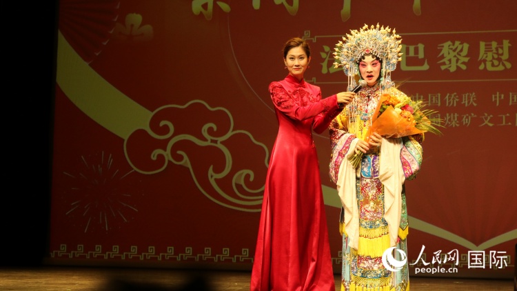 京剧演员在台上与观众互动。人民网记者 程龙摄