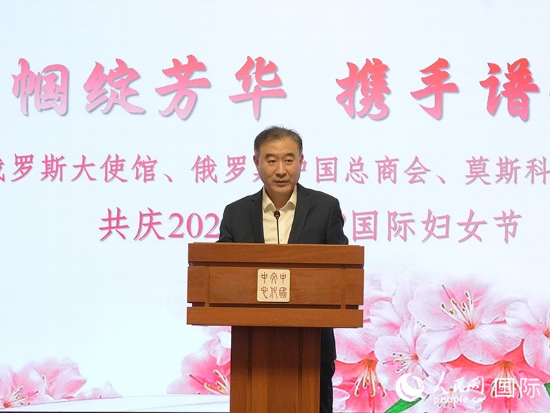 中国驻俄罗斯大使馆临时代办张伟在活动上致辞。实习生 武荣摄