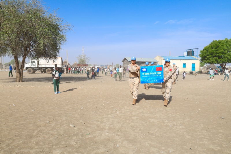 搬运慰问物品。韩瑞田摄