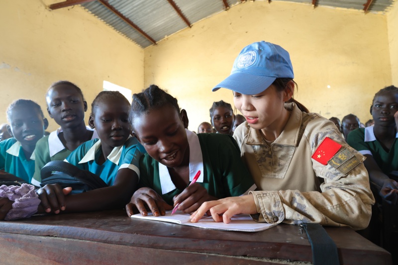 教学生写汉字。韩瑞田摄