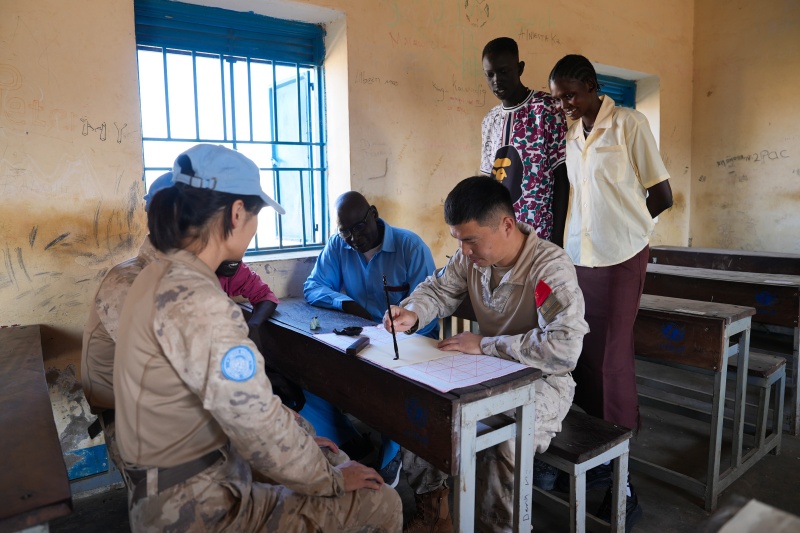 教师生写书法。王艺霄摄