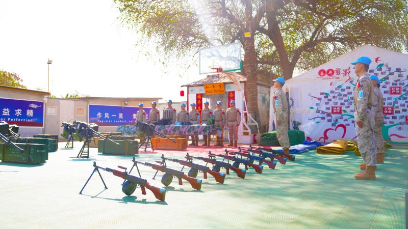 图说1：维和直升机分队装备核查现场官兵严阵以待 王建泽摄