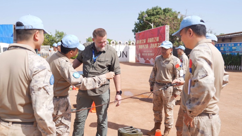 核查组对我维和直升机分队车辆装备进行测试检查 黄浩摄