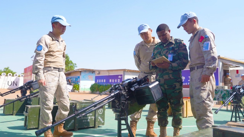 图说3：核查组对我维和直升机分队机枪弹药进行检查核对 黄浩摄