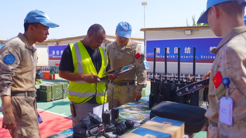 图说4：核查组对我维和直升机分队通信装备进行通联测试检查 黄浩摄