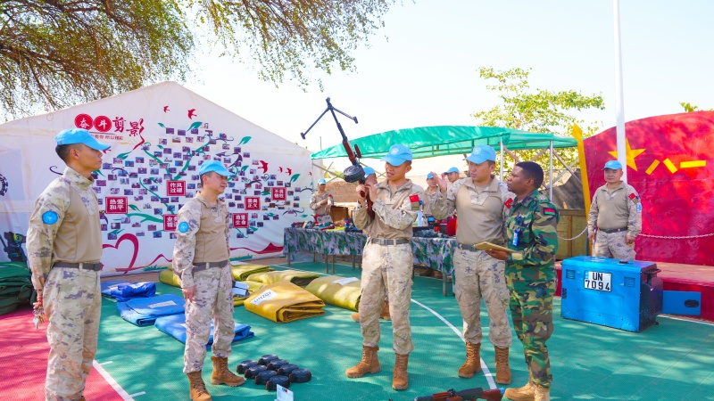 图说5：维和官兵向核查组进行枪械使用展示  黄浩摄