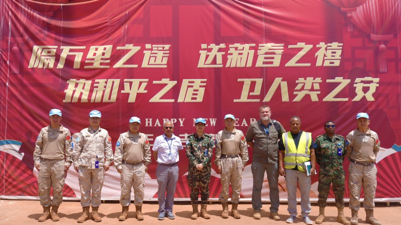 图说5：中国第六批赴阿卜耶伊维和直升机分队高标准通过第一季度装备核查合影 黄浩摄