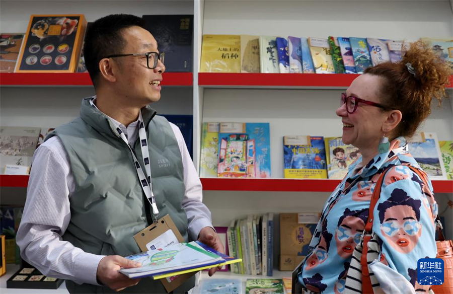 3月10日，人们在英国伦敦书展中国展区洽谈。新华社记者 李颖 摄