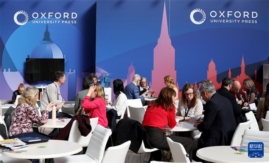 3月10日，人们在英国伦敦书展上洽谈。新华社记者 李颖 摄