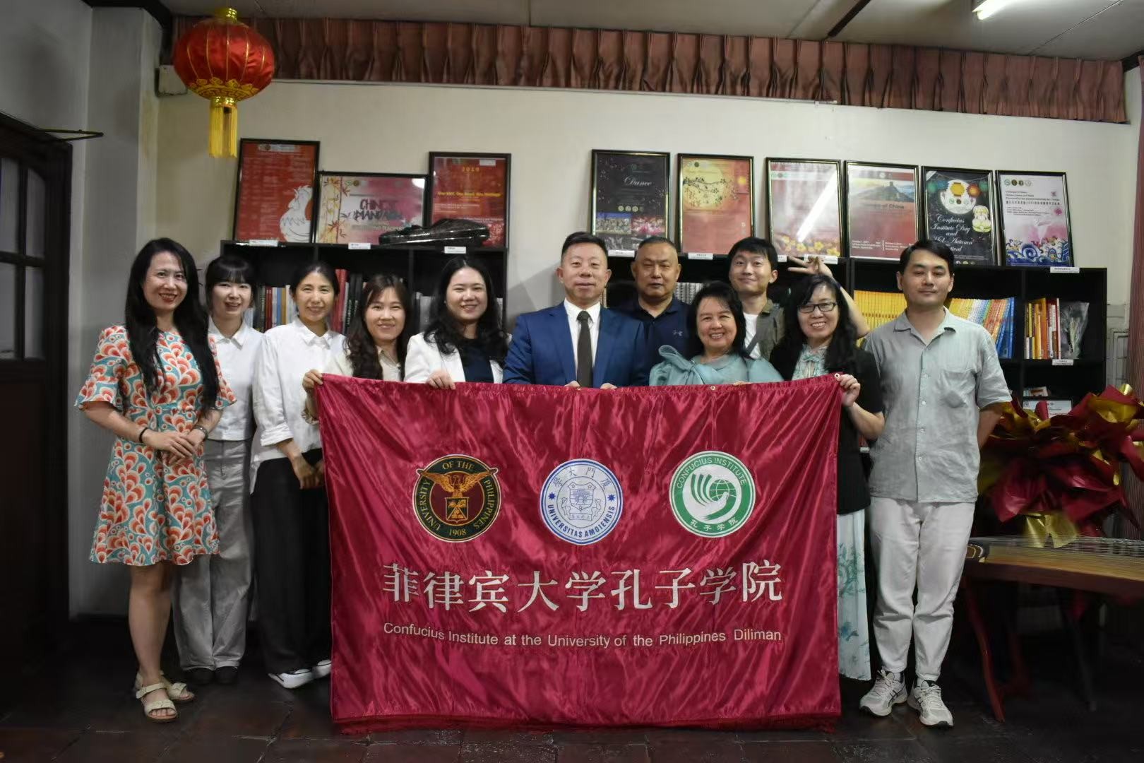 中国驻菲律宾大使井泉专程到访菲大孔子学院。菲大孔子学院供图