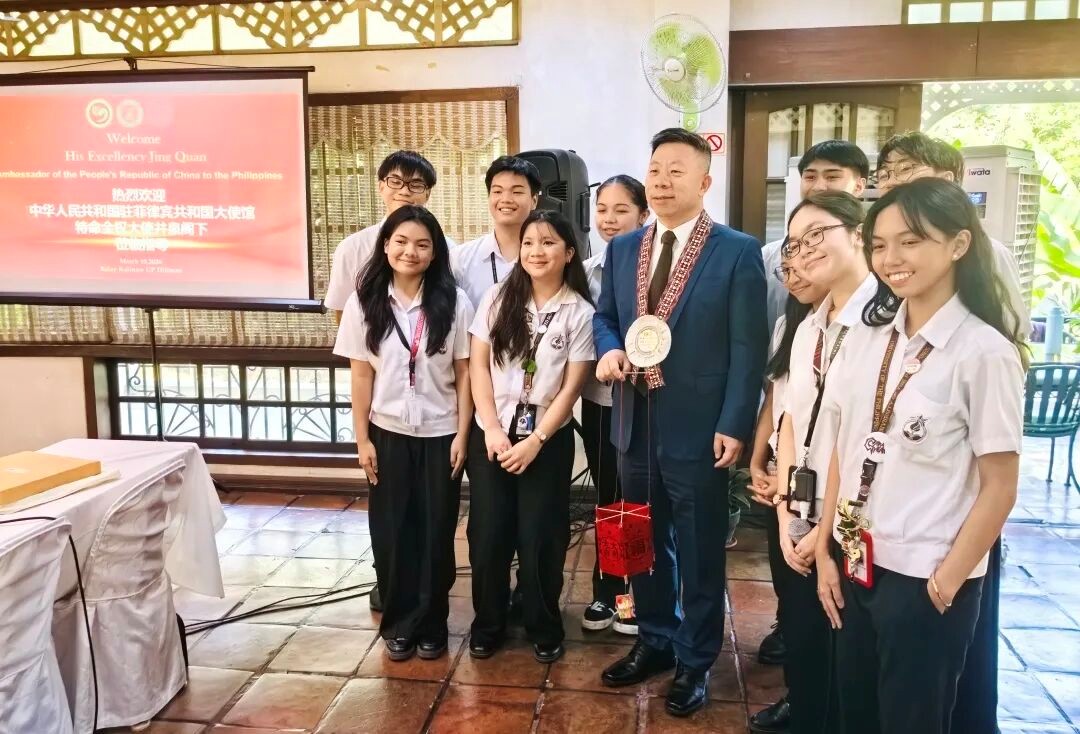 井泉大使亲切勉励菲大孔院教学点的学生们。菲大孔子学院供图