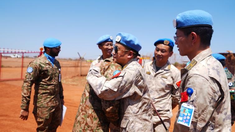 维和分队送别完成任务归国的巴基斯坦指挥官。黄浩摄