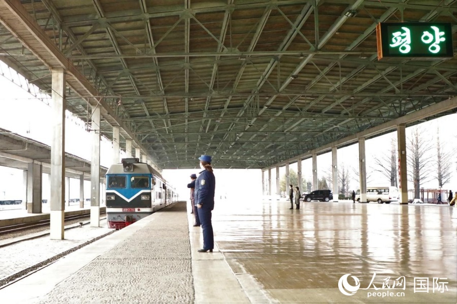 当地时间2026年3月12日18时07分，从中国丹东站开往朝鲜平壤站的95次国际旅客列车准时驶进平壤站。 人民网记者 刘融摄