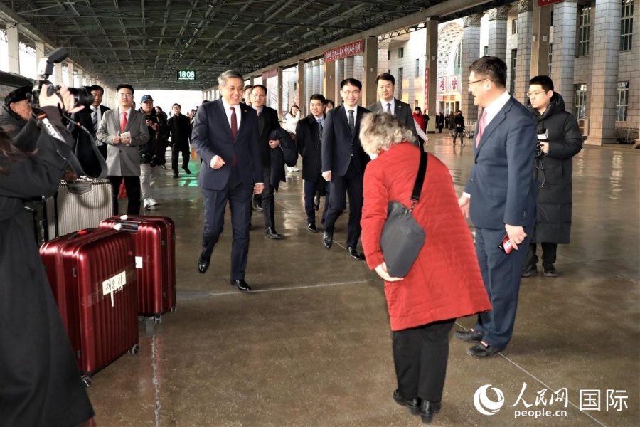王亚军大使率中国驻朝鲜使馆部分外交官在站台迎接首批乘客。 人民网记者 刘融摄