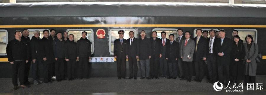 王亚军大使率使馆部分外交官与车组工作人员合影留念。人民网记者 刘融摄