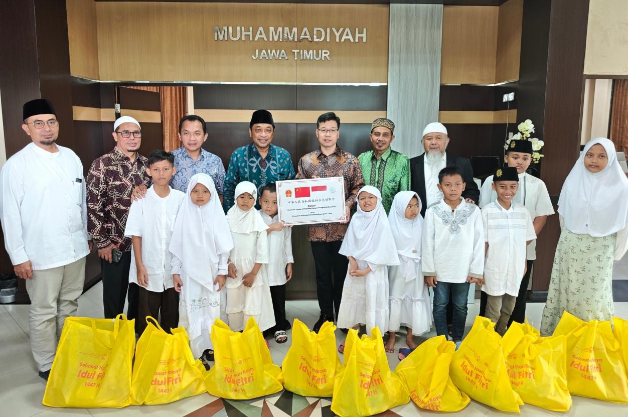 中国驻泗水总领事叶素走访印尼穆联东爪哇分会并向当地孤儿捐赠生活物资。中国驻泗水总领馆供图