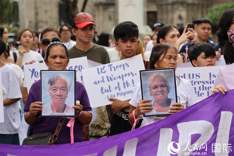 游行活动悼念二战期间日军在菲律宾暴行的受害者，呼吁人们警惕任何否认或篡改这段历史的企图。人民网记者 樊帆摄