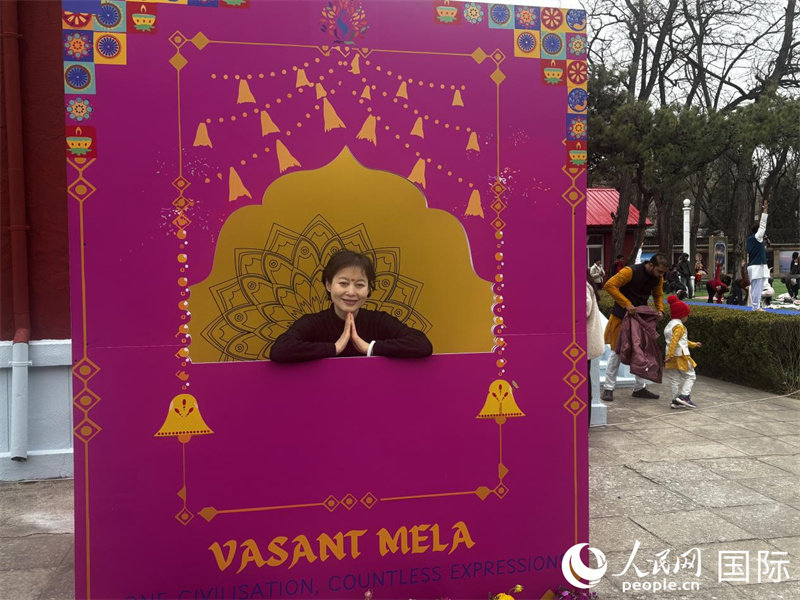 观众在现场拍照留念。周锦佳摄