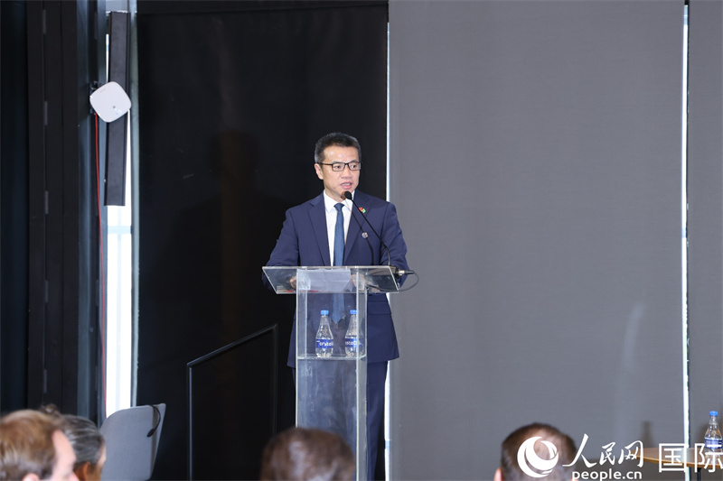 中巴科技创新中心主席黄业华致辞。人民网实习生 侯天泽摄