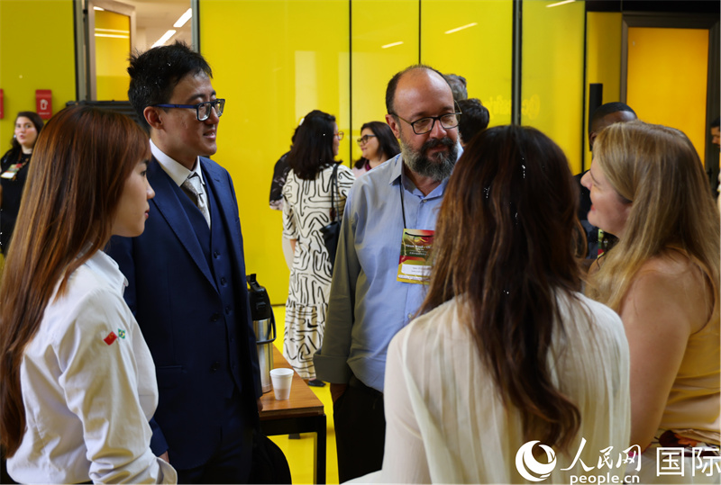 巴西—中国新时代论坛现场，中巴各界人士展开交流。人民网实习生 侯天泽摄