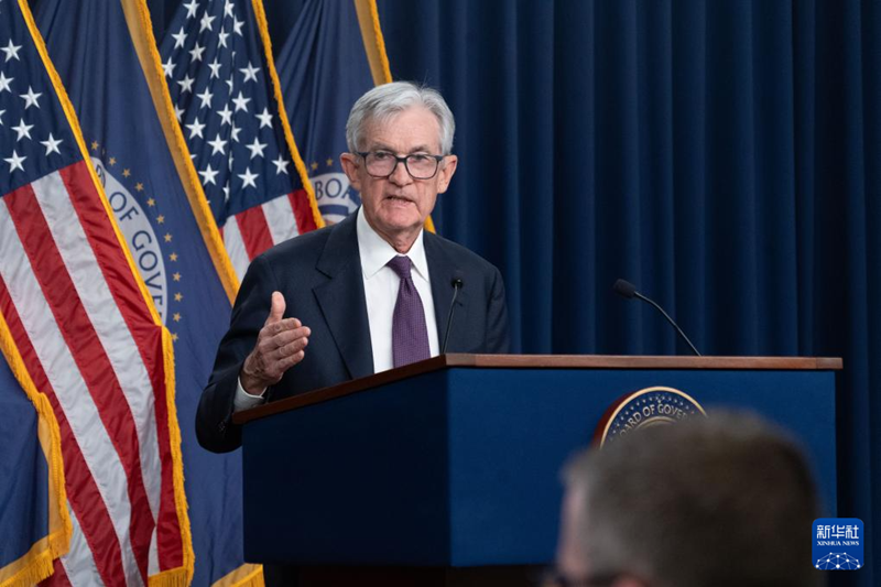 3月18日，在美国首都华盛顿，美国联邦储备委员会主席鲍威尔出席记者会。新华社发（李源清摄）