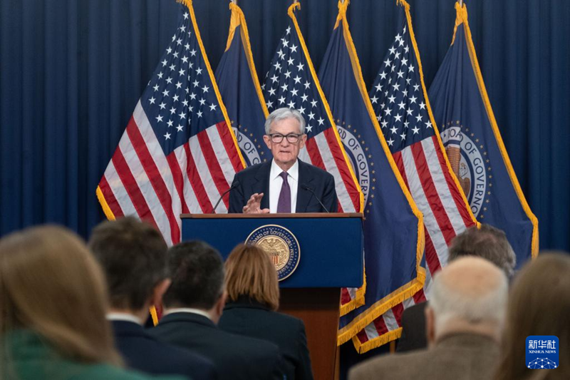 3月18日，在美国首都华盛顿，美国联邦储备委员会主席鲍威尔出席记者会。新华社发（李源清摄）