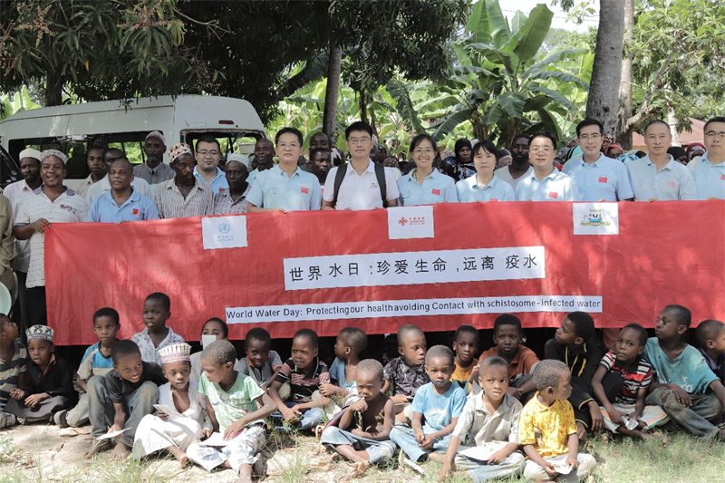 “珍爱生命，远离疫水”主题健康教育暨义诊活动合影。丁昕摄