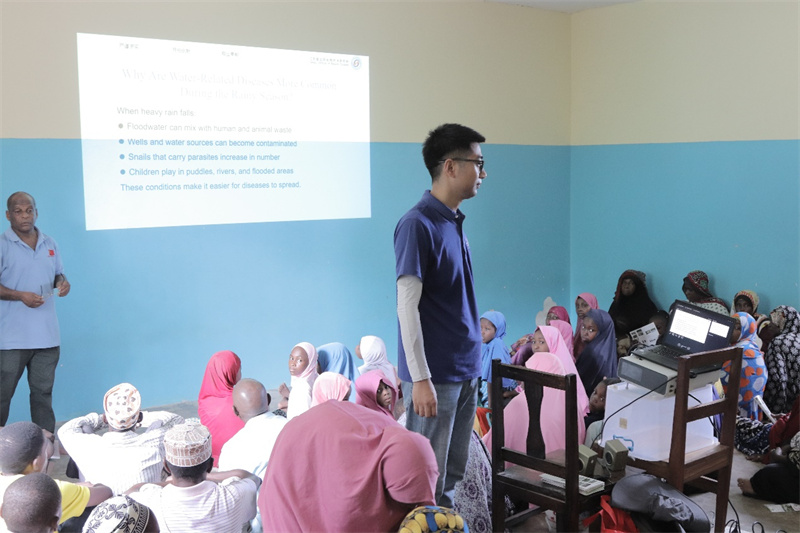 中国医疗卫生专家进行介水传染病健康教育。丁昕摄