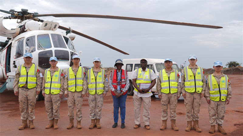 检查组与迎检机组合影。黄浩摄