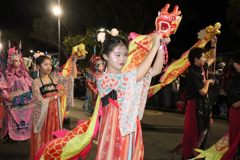 嘉年华游行队伍中的华人青年。南非开普敦华星艺术团供图