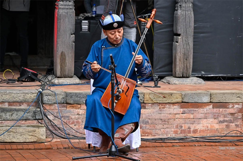 内蒙古自治区艺术家表演马头琴演奏。主办方供图