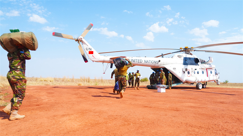 孟加拉国官兵正在搬运物资准备撤离 黄浩摄