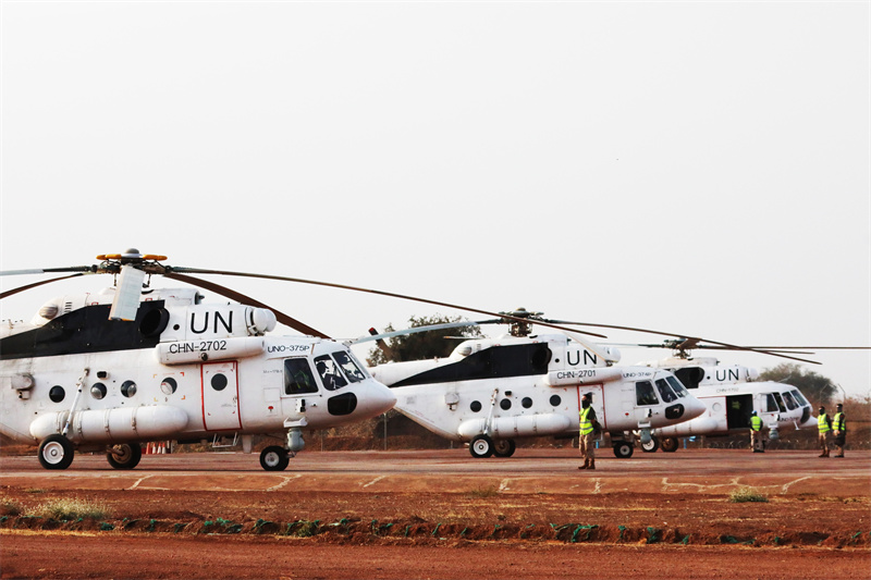 维和直升机分队出动协助孟加拉国官兵撤离 黄浩摄