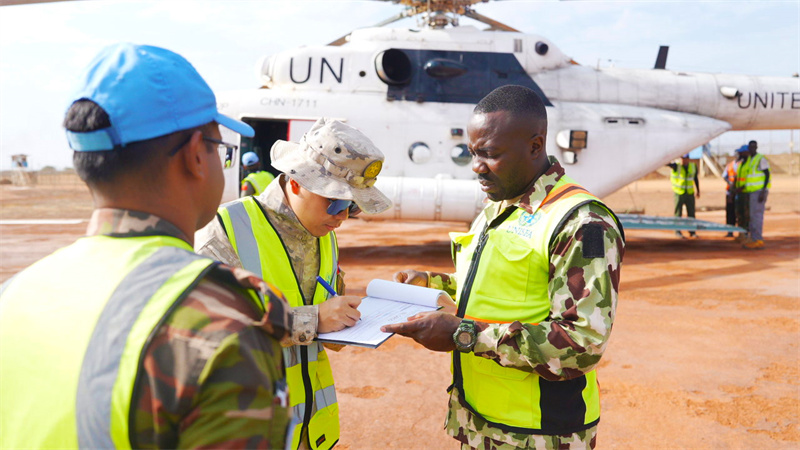 空乘确认乘客信息 黄浩摄