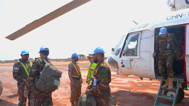 直升机平安落地司令部机场完成撤离任务 黄浩摄