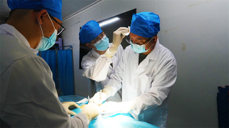 一级医院进行外科手术。黄浩摄