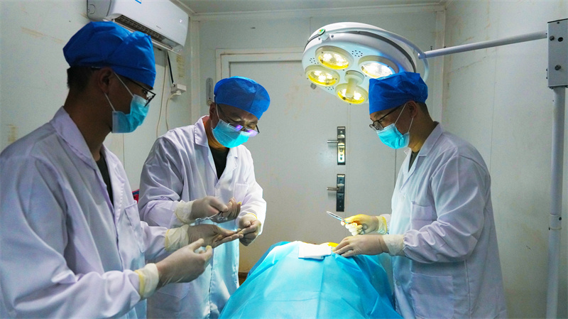 一级医院进行外科手术。黄浩摄