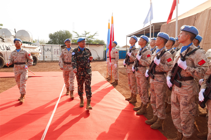 检阅授勋官兵。韩瑞田摄