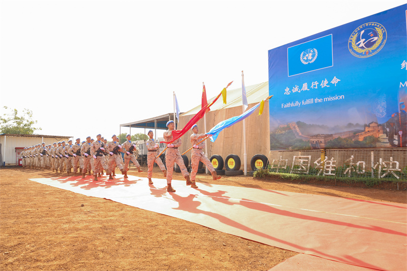 官兵进行分列式。韩瑞田摄
