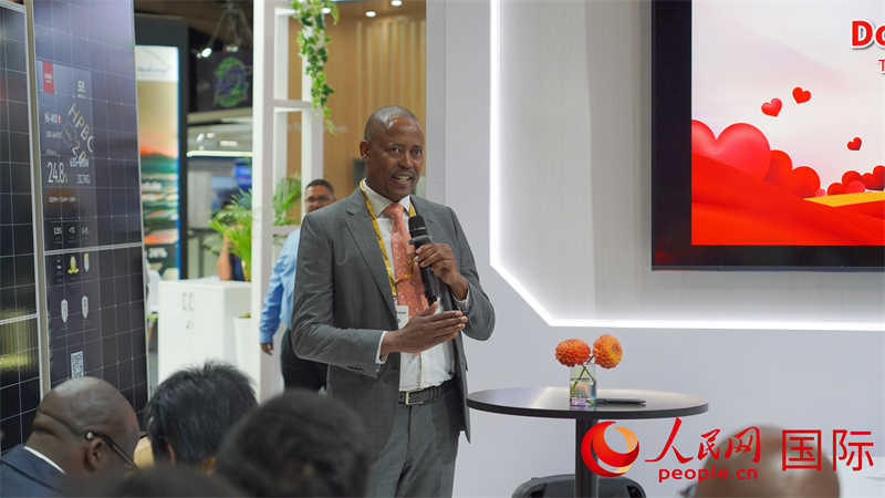 豪登省教育局代理地区主任Mr. Klaas Macheke发言。 人民网 张茜摄