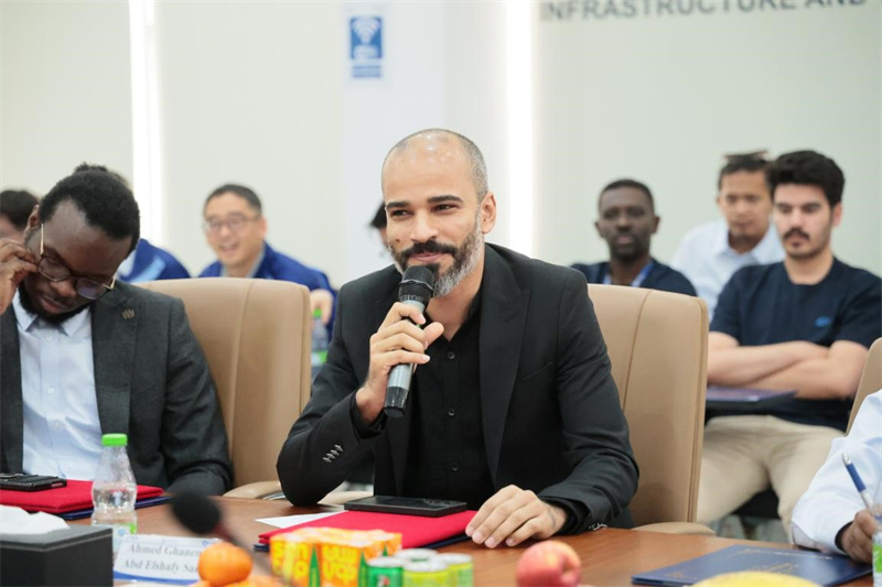 中外员工交流。王成文摄