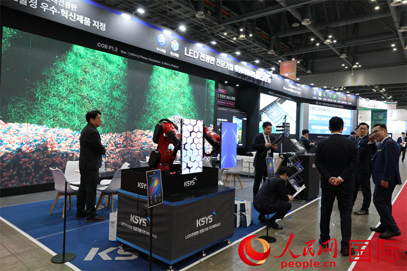 参加“2026韩国国家集市博览会”的企业展台。人民网记者 莽九晨摄