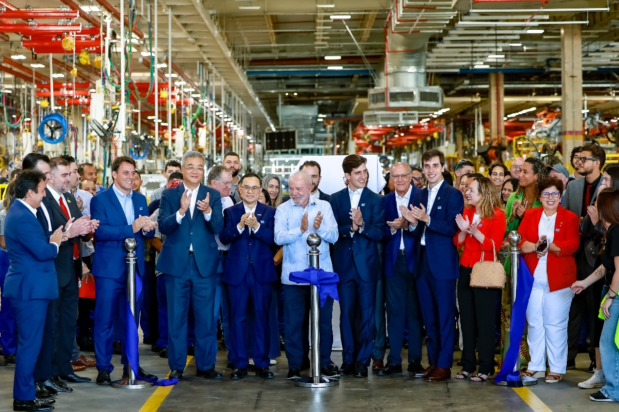 巴西总统卢拉在长安汽车巴西工厂投产仪式上剪彩。长安汽车供图
