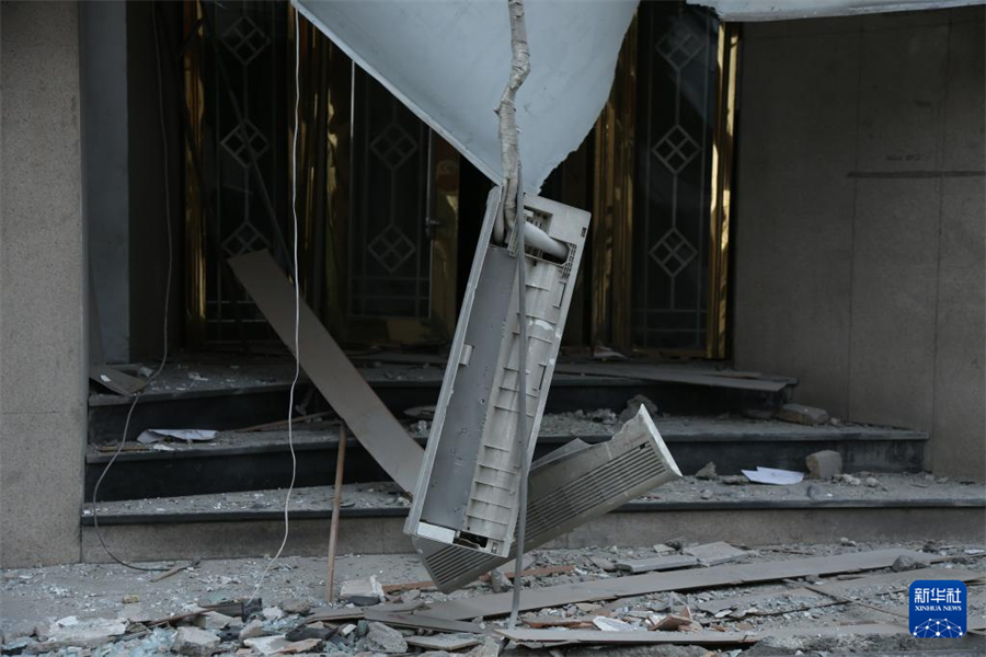 这是3月29日在伊朗首都德黑兰拍摄的一处受损的建筑。新华社记者 沙达提 摄