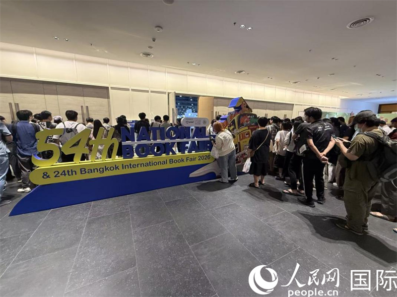 3月26日，大批泰国读者在诗丽吉王后国家会议中心排队等候书展开门。人民网记者 张矜若摄