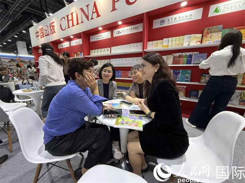 泰国出版商来到中国展区洽谈版权合作。 人民网记者 张矜若摄