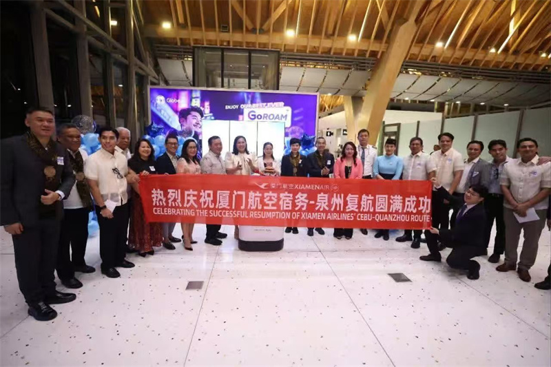 中国驻宿务总领事、宿务省省长、省议员、菲律宾驻厦门总领事、麦克坦机场管理局局长、菲旅游部代表、拉布拉布市市长代表、当地华社代表等人出席欢迎仪式。 厦门航空马尼拉办事处供图